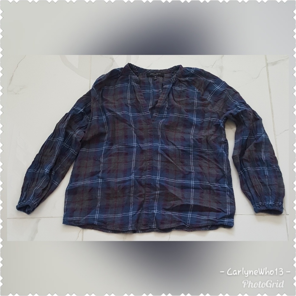 Romeo + Juliet Couture Plaid V neck Blouse Small
